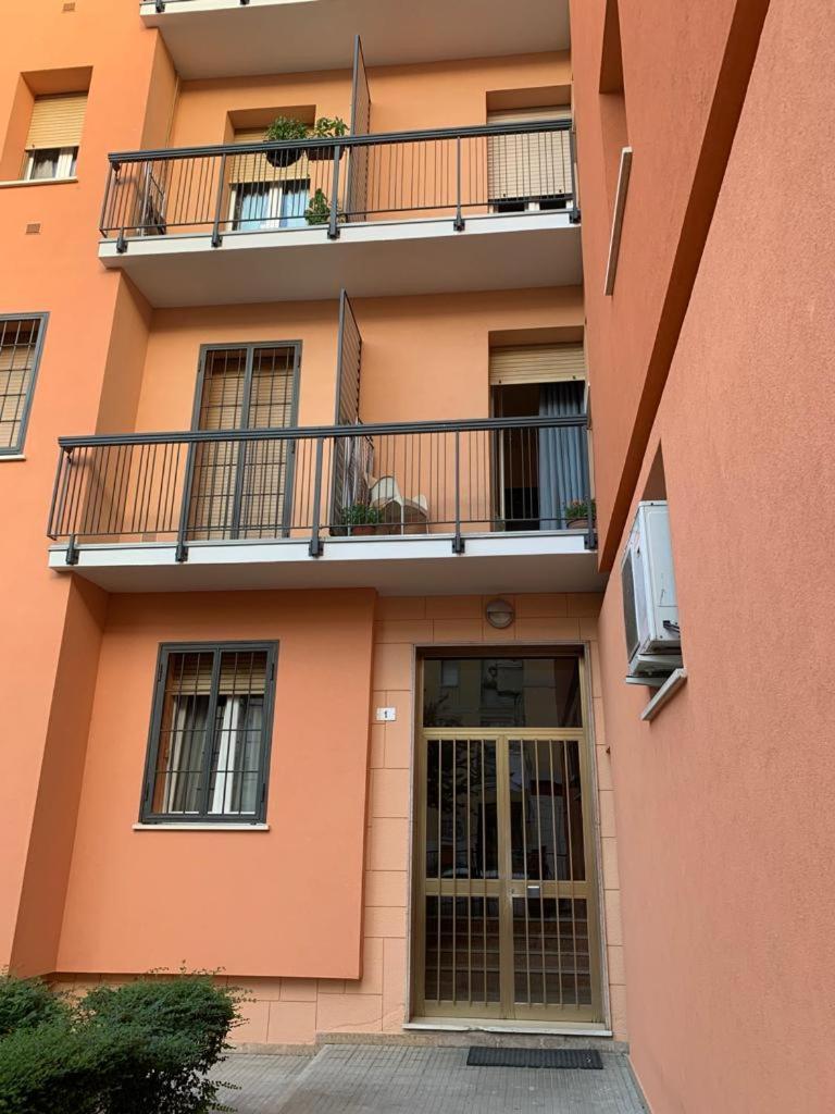 Comfortable Apartament 2 Bedroom Suitable 2-5 Pax Болоня Екстериор снимка